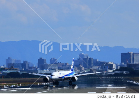 大阪国際空港　旅客機　離着陸　猪名川土手 95371631