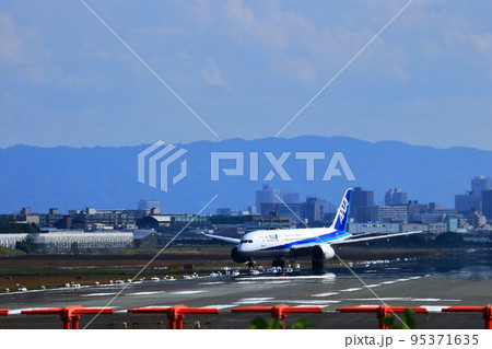 大阪国際空港 旅客機 離着陸 猪名川土手 大阪国際空港 旅客機 離着陸 猪名川土手 95371635