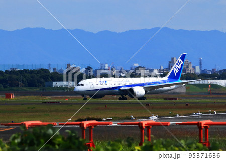 大阪国際空港 旅客機 離着陸 猪名川土手 大阪国際空港 旅客機 離着陸 猪名川土手 95371636
