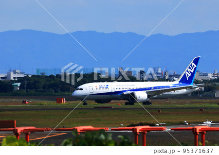 大阪国際空港 旅客機 離着陸 猪名川土手 大阪国際空港 旅客機 離着陸 猪名川土手 95371637