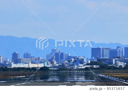 大阪国際空港 旅客機 離着陸 猪名川土手 大阪国際空港 旅客機 離着陸 猪名川土手 95371657
