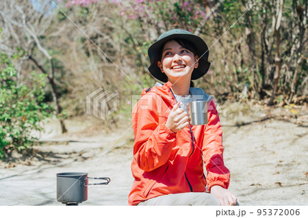 自然の中でコーヒーを飲む女性 自然の中でコーヒーを飲む女性 95372006