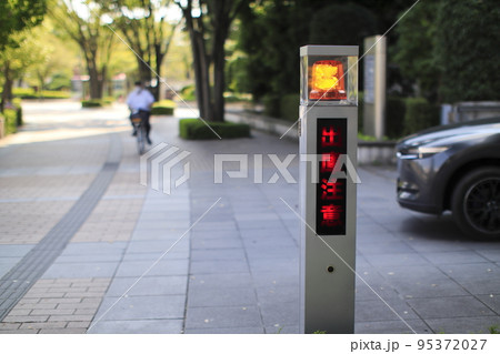 駐車場から車がでるとき出庫注意のパトライトが回ります 駐車場から車がでるとき出庫注意のパトライトが回ります 95372027