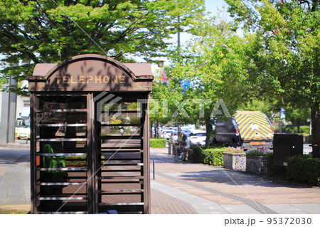 街角の洋風電話ボックスが歩道わきにあります 街角の洋風電話ボックスが歩道わきにあります 95372030
