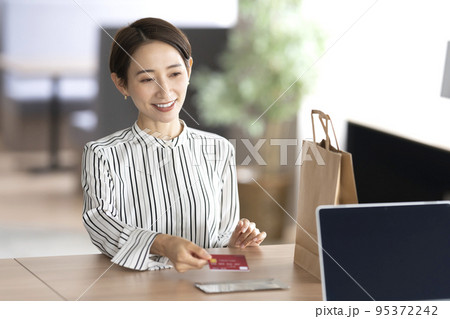 クレジットカードで買い物する女性 95372242