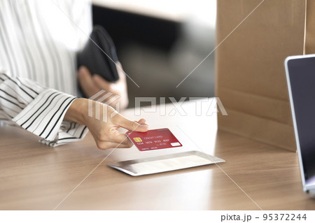 クレジットカードで買い物する女性　ボディパーツ　パーツカット　手元 95372244