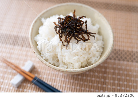 昆布の佃煮（こもち昆布）をのせたご飯 95372306