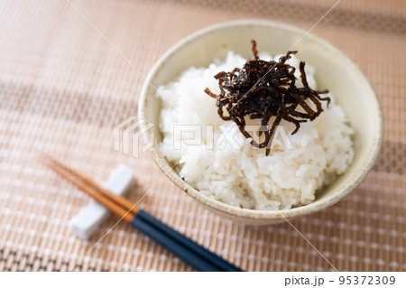 昆布の佃煮（こもち昆布）をのせたご飯 95372309