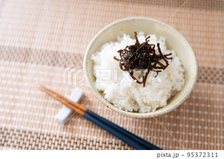 昆布の佃煮(こもち昆布)をのせたご飯 昆布の佃煮(こもち昆布)をのせたご飯 95372311