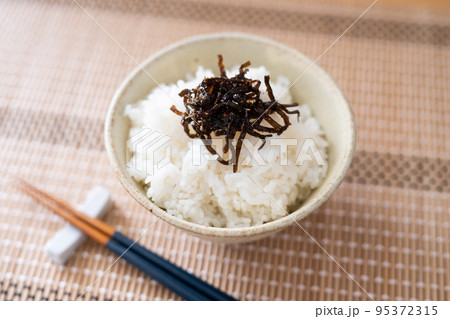 昆布の佃煮(こもち昆布)をのせたご飯 昆布の佃煮(こもち昆布)をのせたご飯 95372315