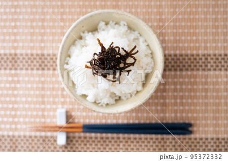 昆布の佃煮(こもち昆布)をのせたご飯 昆布の佃煮(こもち昆布)をのせたご飯 95372332