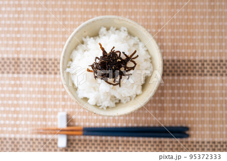 昆布の佃煮（こもち昆布）をのせたご飯 95372333