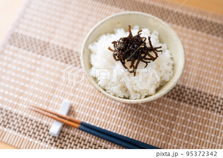 昆布の佃煮(こもち昆布)をのせたご飯 昆布の佃煮(こもち昆布)をのせたご飯 95372342