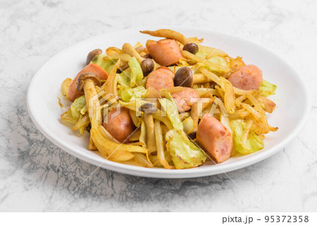 ウインナーと野菜のカレー炒め ウインナーと野菜のカレー炒め 95372358