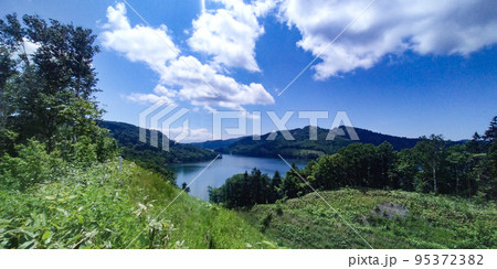 高台から見える湖 95372382