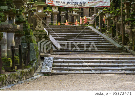 春日大社本殿へ続く長い石段【奈良公園・朝】 春日大社本殿へ続く長い石段【奈良公園・朝】 95372471