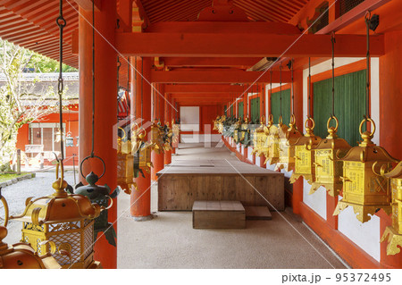 春日大社　回廊にずらりと並ぶ釣金燈籠・釣り灯籠 95372495