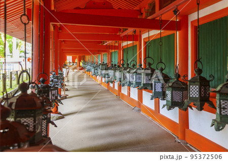 春日大社　回廊にずらりと並ぶ釣り灯籠 95372506