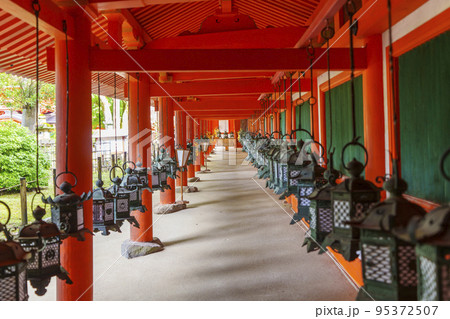 春日大社 回廊にずらりと並ぶ釣り灯籠 春日大社 回廊にずらりと並ぶ釣り灯籠 95372507