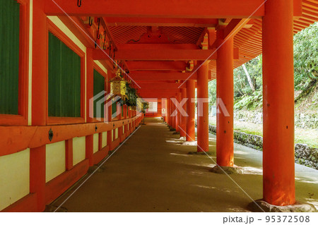 春日大社　回廊にずらりと並ぶ釣金燈籠・釣り灯籠 95372508