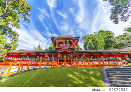 朝の木漏れ日が美しい春日大社 本殿 95372526