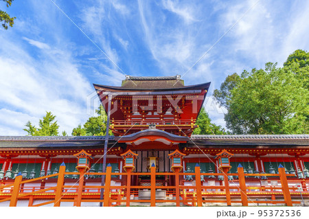 朝の木漏れ日が美しい春日大社 本殿 朝の木漏れ日が美しい春日大社 本殿 95372536