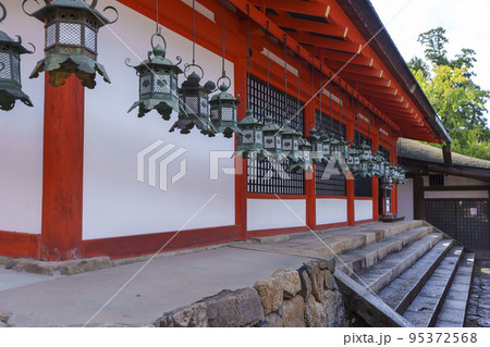 春日大社　ずらりと並ぶ釣り灯籠 95372568