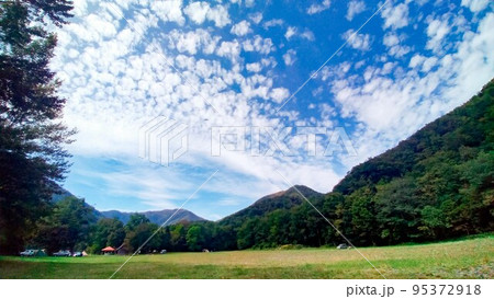 うろこ雲とキャンプ場 95372918