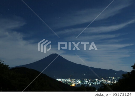 深夜の夜景 富士山 深夜の夜景 富士山 95373124