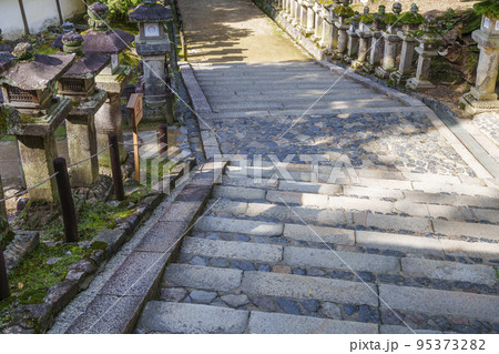 春日大社　慶賀門から出た参道 95373282