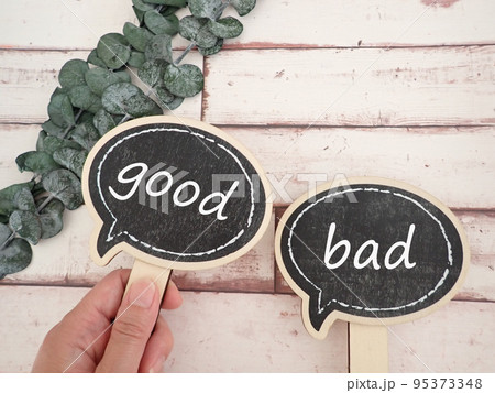 吹き出しにグッドGOODとバッドBADの単語 95373348