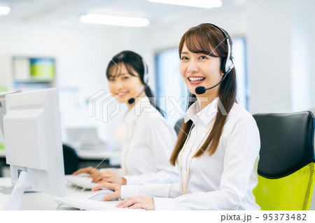 オペレーターの若い女性 オペレーターの若い女性 95373482