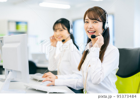 オペレーターの若い女性 95373484