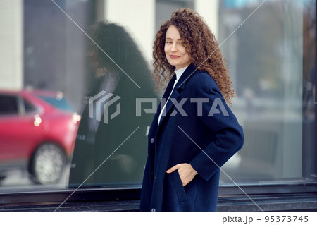 Urban portrait of smiling young woman 95373745