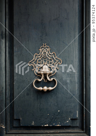 The renovation of the paint of the door is mandatory 95374124