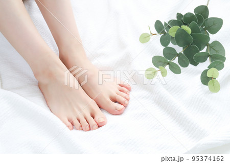 女性の足　フットケアイメージ 95374162