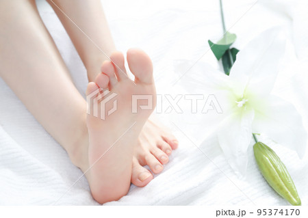 女性の足裏 95374170