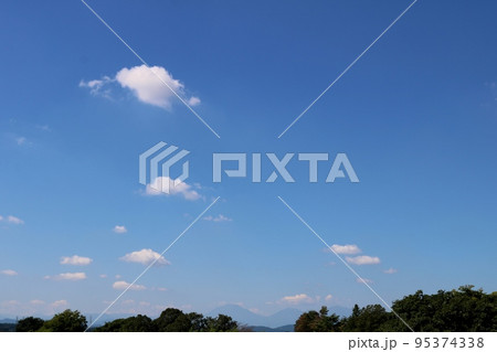 気持ち良い青空　鬼怒河川敷から眺める　秋の風景 95374338
