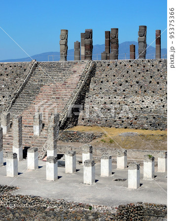 メキシコの古代遺跡トゥーラのピラミッド 95375366