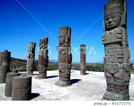 メキシコの古代遺跡トゥーラのピラミッド上に立つ石像(右面) メキシコの古代遺跡トゥーラのピラミッド上に立つ石像(右面) 95375370