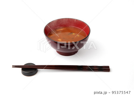 湯気の立つ 赤だし お味噌汁 白背景 95375547