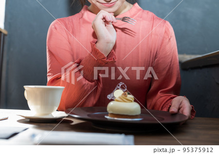カフェでケーキを食べる女性 カフェでケーキを食べる女性 95375912