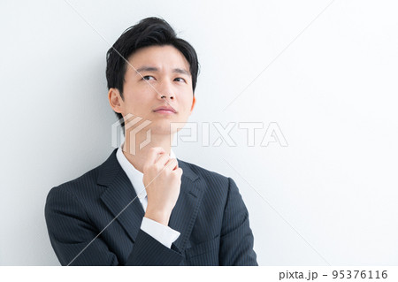 考える若いビジネスマン 95376116