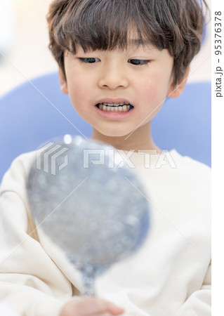 1人 一人 男の子 95376378