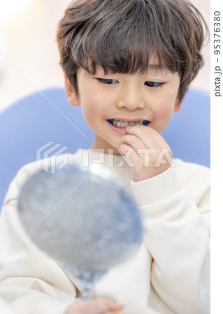 1人 一人 男の子 95376380