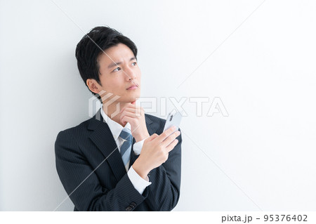 ビジネスマン・スマホ・考える 95376402