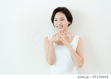 美しい歯の女性ポートレート 95376608