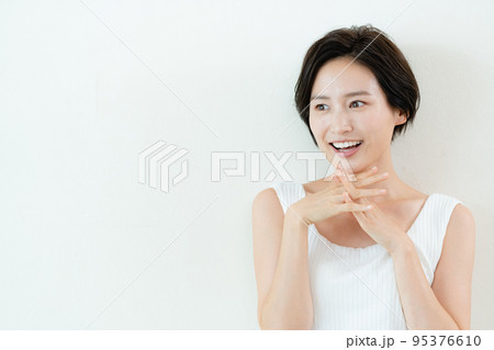 美しい歯の女性ポートレート 95376610