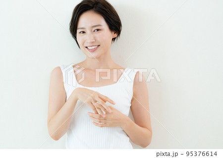 美しい歯の女性ポートレート 95376614