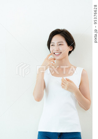 美しい歯の女性ポートレート 95376628